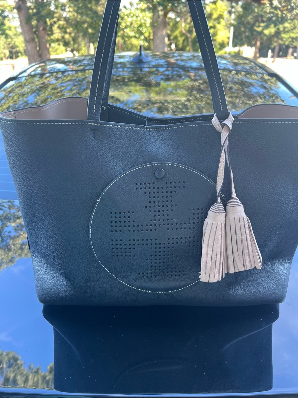 Tory Burch Large leather black logo tote with perforated front pocket - Picture 4 of 15